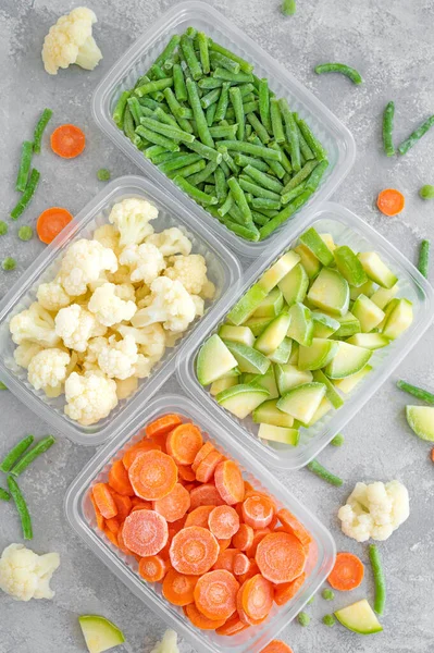Una Variedad Verduras Congeladas Recipientes Plástico Sobre Fondo Hormigón Gris — Foto de Stock