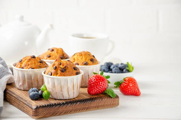 Muffin Con Gocce Cioccolato Bordo Legno Uno Sfondo Bianco Con — Foto Stock