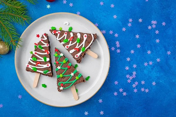 Karácsonyi Csokoládé Brownie Cukormázzal Fröccsenő Kék Beton Háttér Karácsonyi Vagy — Stock Fotó
