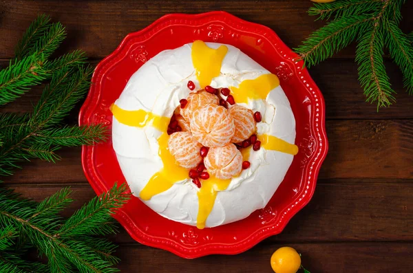 Bolo Natal Pavlova Com Chantilly Coalhada Tangerinas Romã Fundo Madeira — Fotografia de Stock