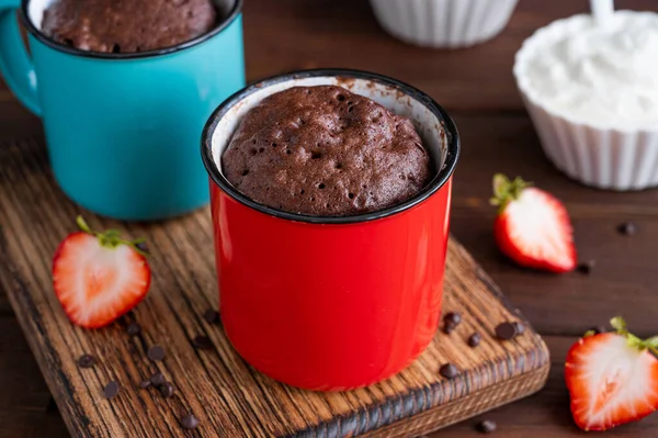 Bolo Caneca Chocolate Com Chantilly Bagas Frescas Fundo Madeira Escura — Fotografia de Stock