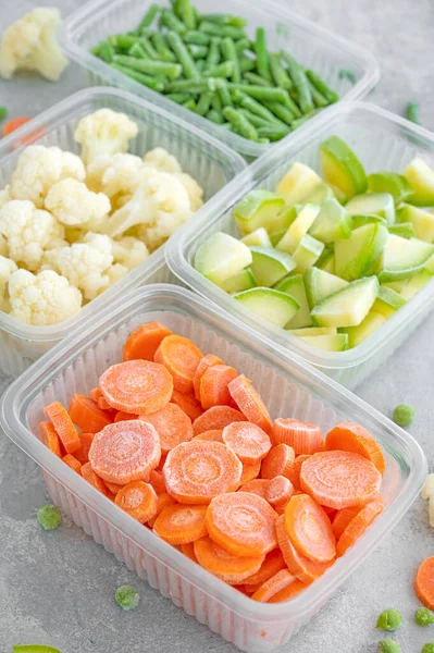 Una Variedad Verduras Congeladas Recipientes Plástico Sobre Fondo Hormigón Gris — Foto de Stock
