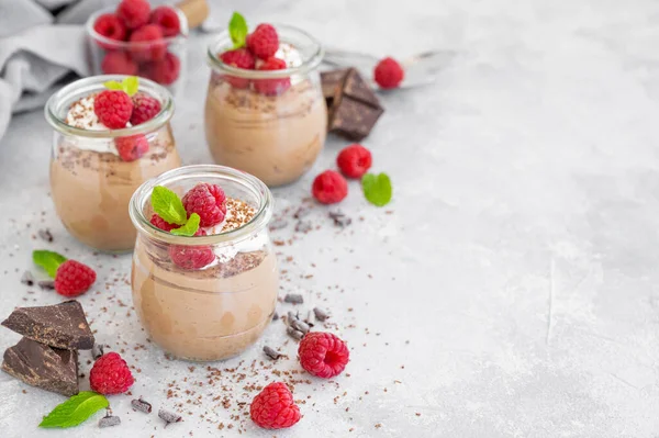 Chocolate Mousse Dengan Krim Kocok Dan Raspberry Segar Dalam Gelas — Stok Foto