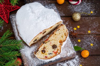 Kurumuş meyve ve pudra şekerle kaplanmış, tahta üzerinde koyu ahşap bir zemin. Boşluğu kopyala