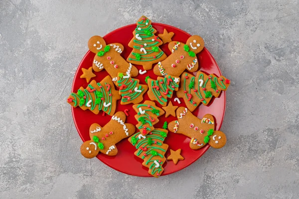 Biscoitos Gengibre Forma Homem Árvores Natal Decoradas Com Esmalte Açúcar — Fotografia de Stock