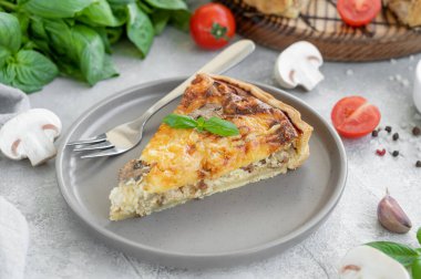 Mantarlı kiş ve gri beton arka planda kremalı tavuk. Boşluğu kopyala