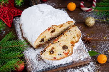 Kurumuş meyve ve pudra şekerle kaplanmış, tahta üzerinde koyu ahşap bir zemin. Boşluğu kopyala