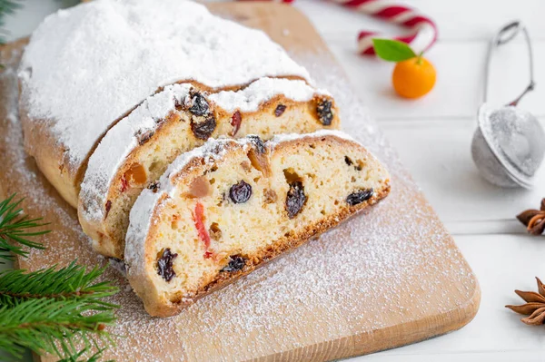 Kerst Stollen Met Gedroogde Vruchten Poedersuiker Een Plank Een Witte — Stockfoto