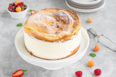 Geleneksel Polonya pastası Karpatka gri beton arka planda. Üzerine taze böğürtlen ve pudra şekerli krema ve choux hamur pastası. Karpatya pastası. Boşluğu kopyala