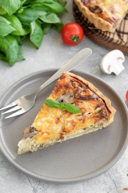 Mantarlı kiş ve gri beton arka planda kremalı tavuk. Boşluğu kopyala