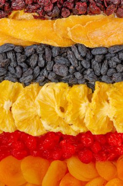 Kayısı, kiraz, ananas, kuru üzüm, mango ve kızılcık karışımı. Sağlıklı yemek geçmişi. Üst görünüm, kapat