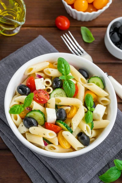 Gesunder Nudelsalat Mit Tomaten Gurken Roten Zwiebeln Oliven Und Käse — Stockfoto