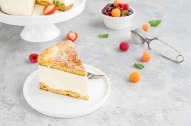 Geleneksel Polonya pastası Karpatka gri beton arka planda. Üzerine taze böğürtlen ve pudra şekerli krema ve choux hamur pastası. Karpatya pastası. Boşluğu kopyala