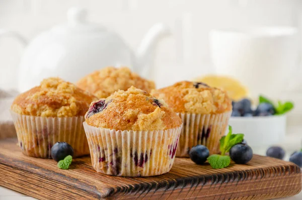 Muffin Limone Con Mirtilli Scalpello Con Bacche Fresche Uno Sfondo — Foto Stock