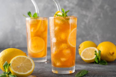 Buzlu çay ya da arka planda bir dilim limonlu Long Island kokteyli. kopyalama alanı, seçici odak.