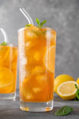 Buzlu çay ya da arka planda bir dilim limonlu Long Island kokteyli. kopyalama alanı, seçici odak.