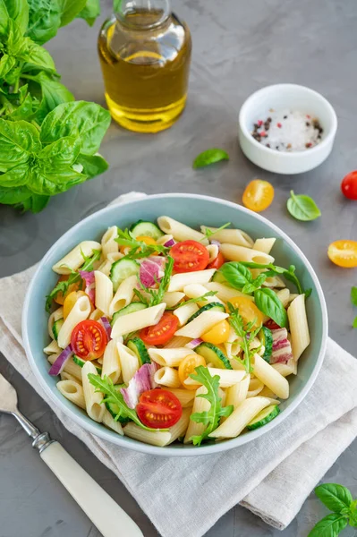 Salada Macarrão Vegan Saudável Com Tomates Pepinos Cebolas Vermelhas Arugula — Fotografia de Stock