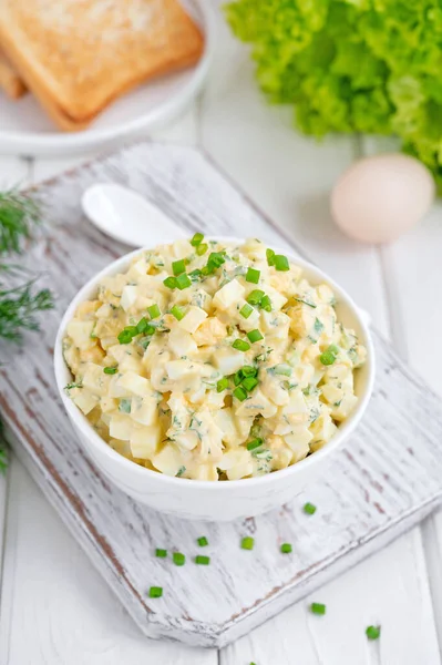 Salade Œufs Avec Oignons Verts Hachés Sur Dessus Dans Bol — Photo