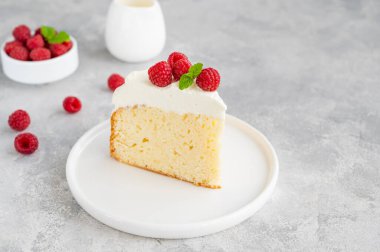 Krem şantili Tres şehvet pastası ve gri beton arka planda taze ahududu. Latin Amerika 'dan geleneksel pasta. Boşluğu kopyala