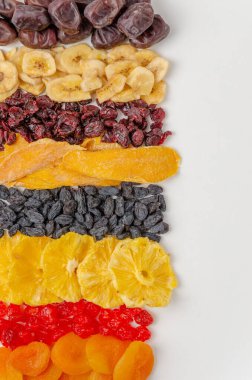 Kayısı, kiraz, ananas, kuru üzüm, mango ve kızılcık karışımı. Sağlıklı yemek geçmişi. Üst görünüm, kapat