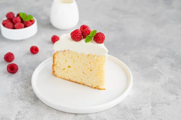 Tres Leches Kaka Med Vispad Grädde Och Färska Hallon Toppen — Stockfoto