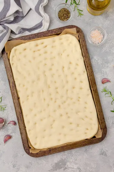 Focaccia Tradicional Italiana Sin Hornear Con Romero Ajo Sal Marina —  Fotos de Stock