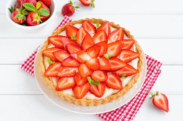 Crostata Fragole Con Crema Pasticcera Piatto Fondo Legno Bianco Copia — Foto Stock