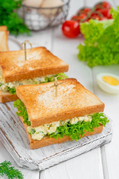 Sanduíche Salada Ovo Com Pão Torrado Alface Sobre Fundo Branco — Fotografia de Stock
