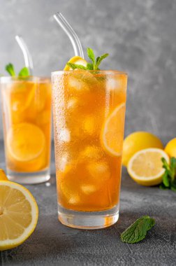 Buzlu çay ya da arka planda bir dilim limonlu Long Island kokteyli. kopyalama alanı, seçici odak.