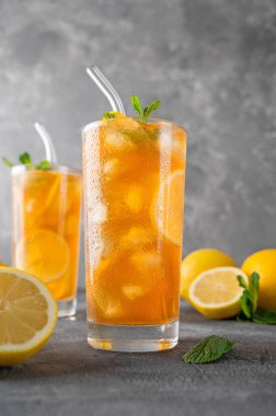 Buzlu çay ya da arka planda bir dilim limonlu Long Island kokteyli. kopyalama alanı, seçici odak.