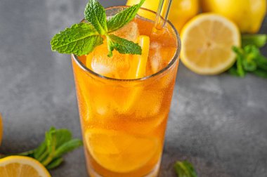 Buzlu çay ya da arka planda bir dilim limonlu Long Island kokteyli. kopyalama alanı, seçici odak.