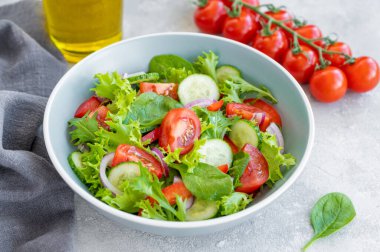 Taze sebzeli salata ve çimento kaplı bir kasede peynir. Yunan salatası, vejetaryen yemeği. Üst görünüm