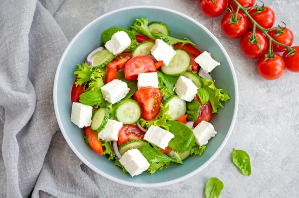 Salada Com Verduras Frescas Queijo Boliche Contexto Concreto Salada Grega — Fotografia de Stock