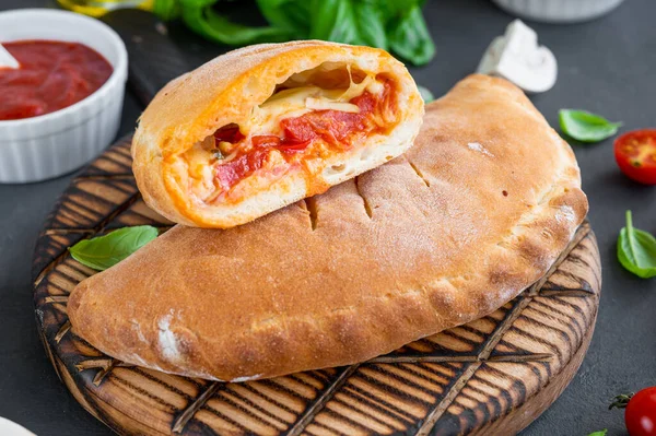 Traditionell Stängd Italiensk Calzone Pizza Med Tomatsås Mozzarella Ost Och — Stockfoto