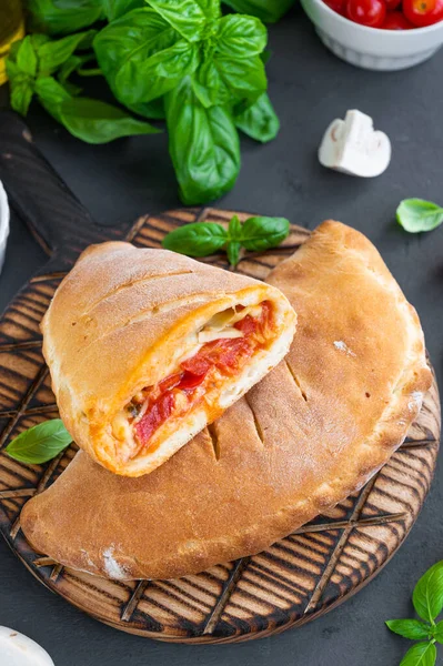 Tradycyjna Zamknięta Włoska Pizza Calzone Sosem Pomidorowym Serem Mozzarella Grzybami — Zdjęcie stockowe
