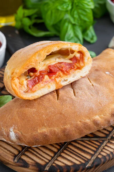 Traditionell Stängd Italiensk Calzone Pizza Med Tomatsås Mozzarella Ost Och — Stockfoto