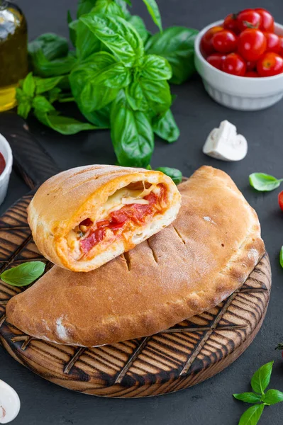 Tradycyjna Zamknięta Włoska Pizza Calzone Sosem Pomidorowym Serem Mozzarella Grzybami — Zdjęcie stockowe