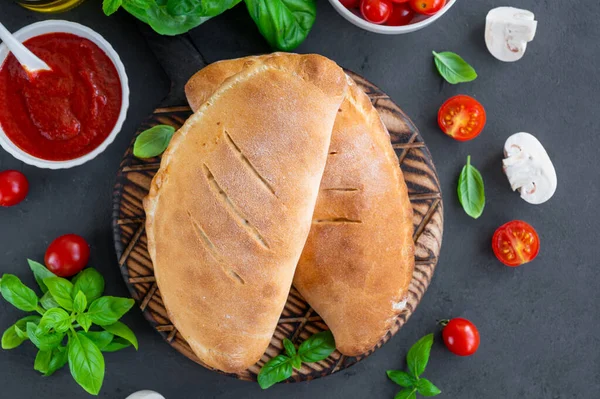 Tradycyjna Zamknięta Włoska Pizza Calzone Sosem Pomidorowym Serem Mozzarella Grzybami — Zdjęcie stockowe