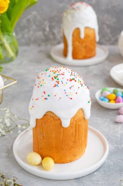 Paskalya kompozisyonu. Geleneksel Ukrayna Paskalya pastası - gri beton arka planda şekerli ve renkli şekerli Kulich. Paska Paskalya Ekmeği. Seçici odak