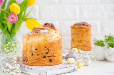 Paskalya kompozisyonu. Ukrayna Paskalya pastası - Cruffin, Kraffin veya beyaz ahşap arka planda çikolatalı ve şekerli meyveli Kulich. Paska Paskalya Ekmeği. Seçici odaklanma. Boşluğu kopyala.