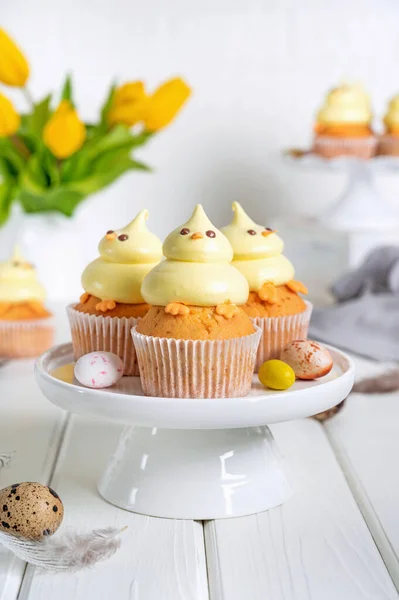 Niedliche Osterküken Cupcakes Vanille Cupcakes Mit Buttercreme Auf Einem Weißen — Stockfoto