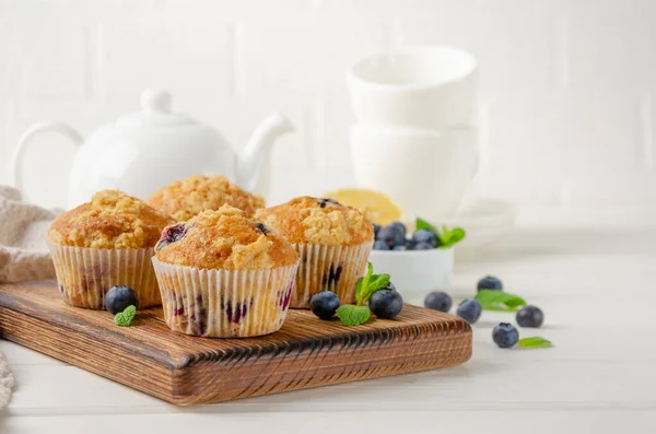 Muffin Limone Con Mirtilli Scalpello Con Bacche Fresche Uno Sfondo — Foto Stock