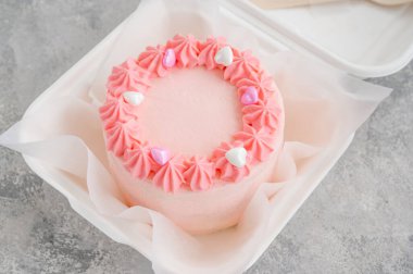 Bento keki. Beslenme çantasındaki farklı küçük pasta. Asya yemekleri trendi. Her tatil için güzel bir hediye.