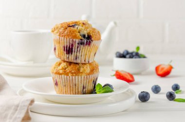 Yaban mersinli limonlu kek ve beyaz ahşap arka planda taze böğürtlenli shtreisel. Nefis bir kahvaltı. Boşluğu kopyala