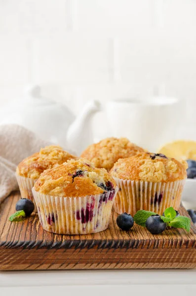 Muffin Limone Con Mirtilli Scalpello Con Bacche Fresche Uno Sfondo — Foto Stock