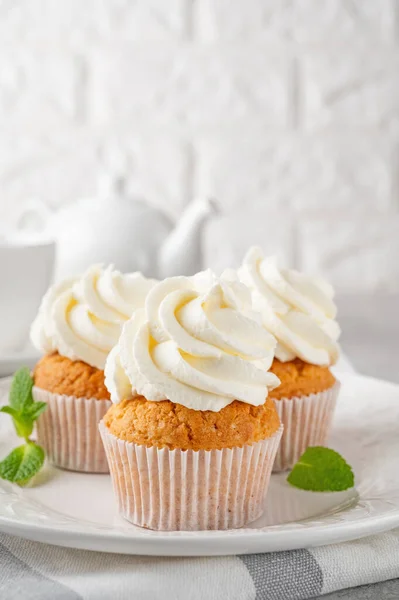 Deliziosi Cupcake Alla Vaniglia Con Crema Formaggio Zucchero Sfondo Grigio — Foto Stock