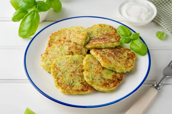 Zucchini Fritters Cheese Garlic Herbs Vegetarian Zucchini Pancakes Served Basil — Photo