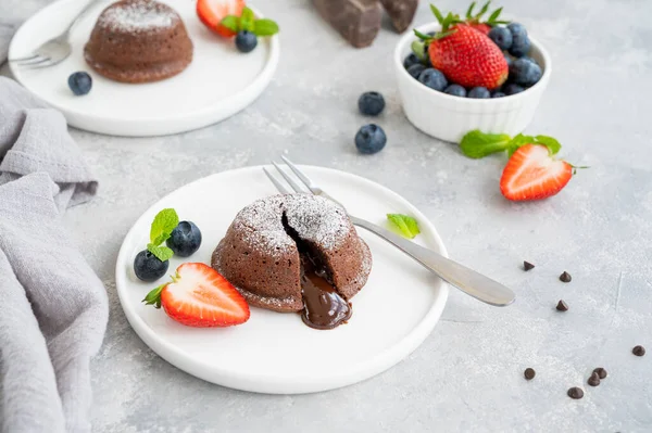 Schokoladenfondant Lavakuchen Mit Frischen Beeren Auf Einem Teller Vor Grauem — Stockfoto