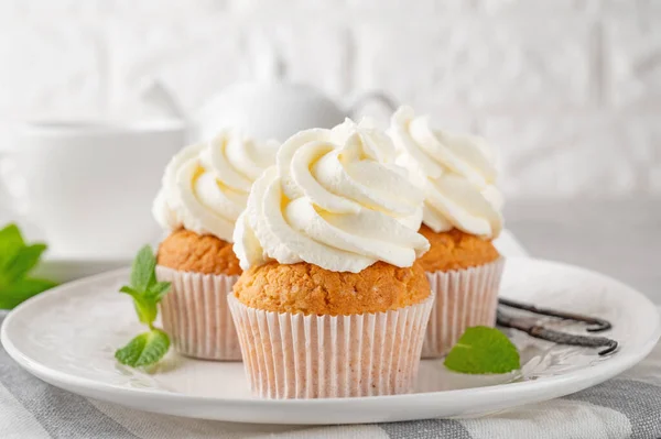 Deliziosi Cupcake Alla Vaniglia Con Crema Formaggio Zucchero Sfondo Grigio — Foto Stock