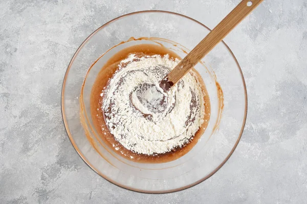 Pâte Chocolat Cru Sur Bol Verre Sur Fond Béton Gris — Photo